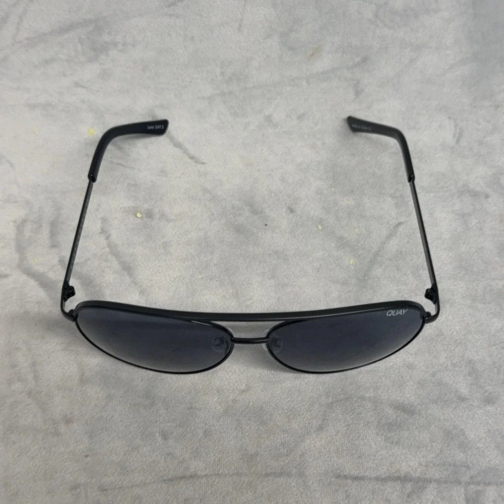 Quay Australia Sunglasses Womens Black Aviator Vivienne 126 Gray Lens Metal